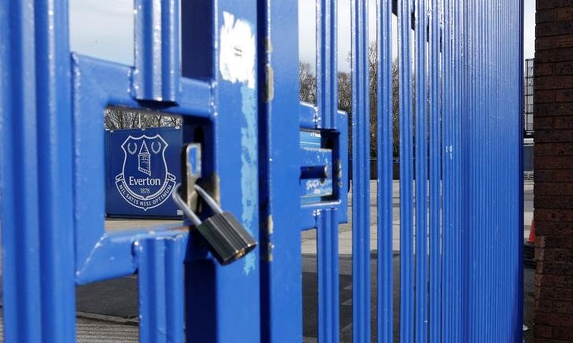 Estádio Goodison Park, do Everton, segue fechado com cadeado durante paralisação do Campeonato Inglês