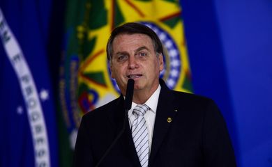 O presidente Jair Bolsonaro durante cerimônia de sanção do projeto de lei (PL 1.095/2019) que aumenta pena para crimes de maus-tratos a animais.