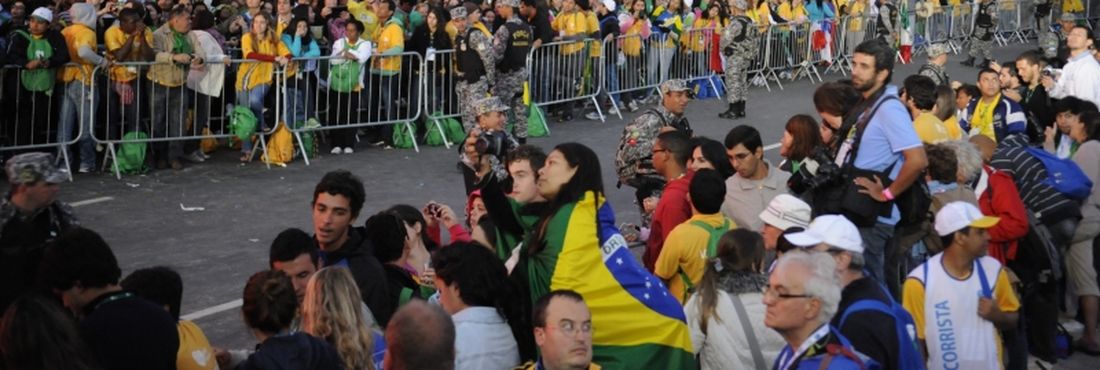 Peregrinos durante a Jornada Mundial da Juventude, na praia de Copacabana