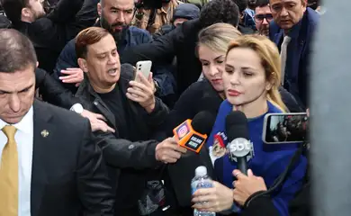 May 21, 2026, Sao Paulo, Sao Paulo, Brasil: Sao Paulo (SP), 05/21/2026 â€“ Police / Operation / Deolane Bezerra â€“ Influencer and lawyer Deolane Bezerra arrives at the DHPP (Department of Homicides and Protection of Persons), in the central region of Sao Paulo, after being arrested during an operation investigating a money laundering scheme linked to the PCC, the court ordered the blocking of R$ 27 million in the influencer's assets this Thursday (21).(Foto: Leco Viana/Thenews2/Zumapress) (Credit Image: © Leco Viana/TheNEWS2 via ZUMA Press Wire)