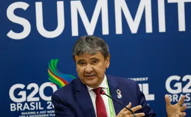 Rio de Janeiro (RJ) 18/11/2024 - O ministro do Desenvolvimento e Assistência Social, Família e Combate à Fome (MDS), Wellington Dias, detalha ações da Aliança Global contra a Fome e a Pobreza, na 19° Reunião de Cúpula do G20, no Museu de Arte Moderna. Foto: Fernando Frazão/Agência Brasil