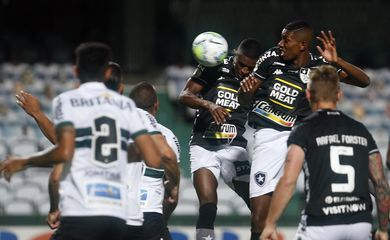 Botafogo vence o Coritiba de virada na capital paranaense.