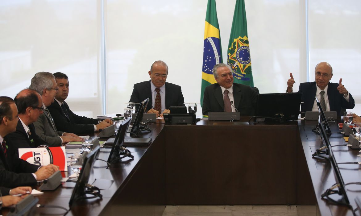 Brasília - Michel Temer e os ministros da Casa Civil, Eliseu Padilha (E), e da Fazenda, Henrique Meirelles, se reúnem com dirigentes de centrais sindicais  (Fabio Rodrigues Pozzebom/Agência Brasil)