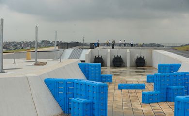 O prefeito Eduardo Paes apresenta o Circuito de Canoagem Slalom, equipamento que faz parte do Parque Radical do Complexo Esportivo de Deodoro, um dos pólos de competições dos Jogos  Rio 2016 (Tânia Rêgo/Agência Brasil)