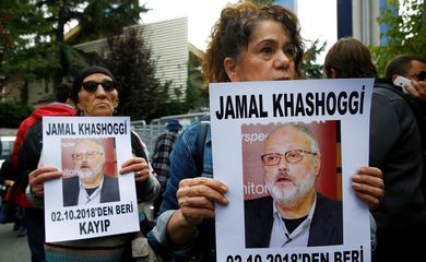 Ativistas de direitos humanos com cartazes do jornalista saudita desaparecido Jamal Khashoggi durante protesto no início de outubro em frente ao consulado saudita em Istambul, na Turquia 