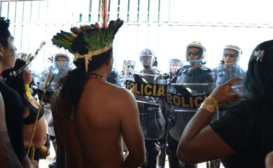 Índios tentaram invadir o Anexo 2 da Câmara dos Deputados, próximo à entrada que dá acesso às salas das comissões. Policiais conseguiram impedir a invasão (Antonio Cruz/Agência Brasil)