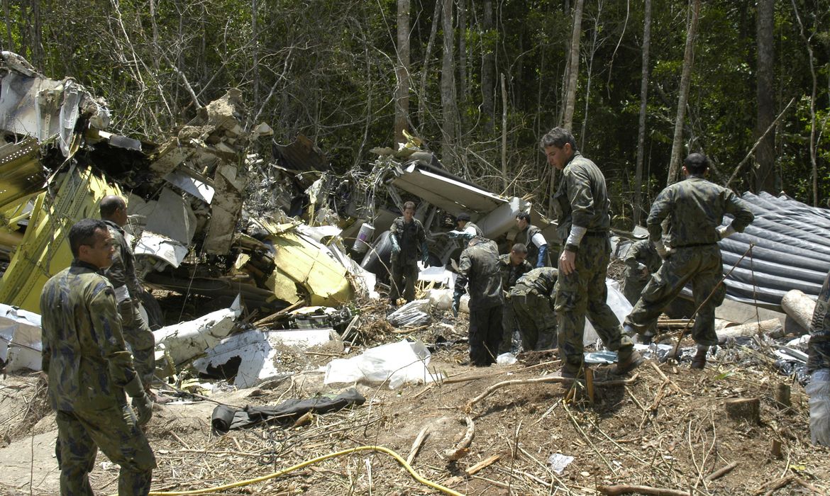  Equipes da Força Aérea Brasileira trabalham no resgate dos corpos das vítimas - Divulgação Força Aérea Brasileira
