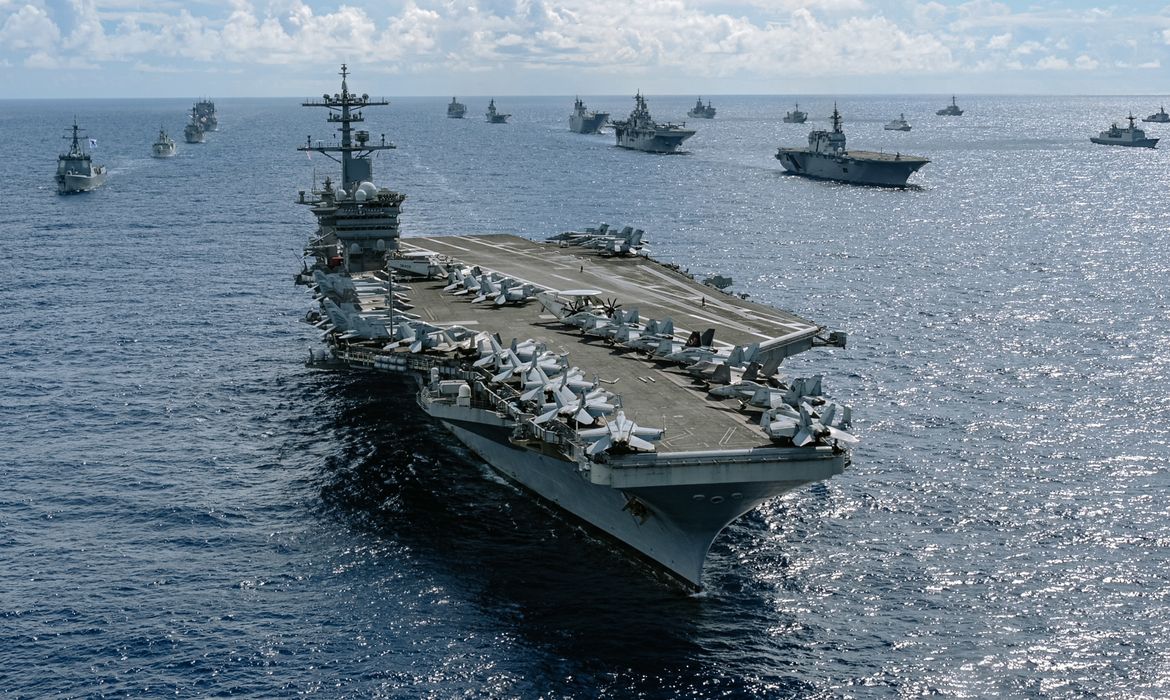 PACIFIC OCEAN (July 28 2022) The Nimitz-class aircraft carrier USS Abraham Lincoln (CVN 72) are underway in formation during Rim of the Pacific (RIMPAC) 2022, July 28, 2022. Twenty-six nations, 38 ships, three submarines, more than 30 unmanned systems, approximately 170 aircraft and 25,000 personnel are participating in RIMPAC from June 29 to Aug. 4 in and around the Hawaiian Islands and Southern California. The world’s largest international maritime exercise, RIMPAC provides a unique training opportunity while fostering and sustaining cooperative relationships among participants critical to ensuring the safety of sea lanes and security on the world’s oceans. RIMPAC 2022 is the 28th exercise in the series that began in 1971. (Canadian Armed Forces Foto: Djalma Vuong-De Ramos/U.S. Navy