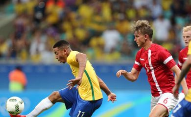 Brasil goleia Dinamarca e se classifica no futebol masculino