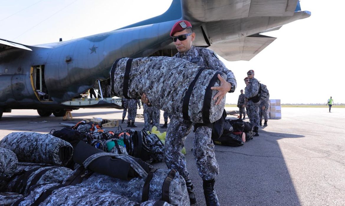 Aeronaves da FAB pousaram em Moçambique transportando mais de 20 toneladas de suprimentos e equipamentos, além de 40 militares da Força Nacional e do Bombeiros de Minas Gerais para ajuda às vítimas do Ciclone Idai.