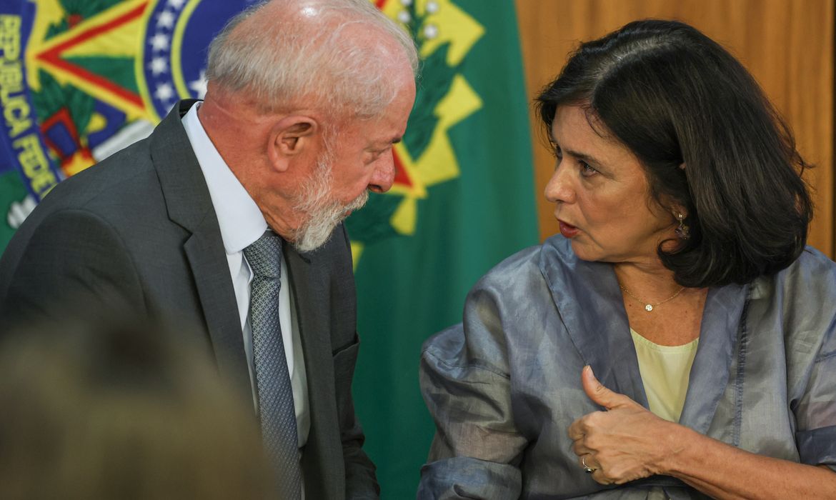 Brasília (DF), 25/02/2025 - Presidente Luiz Inácio Lula da Silva (e) ao lado da ministra da saúde, Nísia Trindade (d), durante cerimônia de assinatura de parcerias para fortalecimento da produção e inovação de vacinas e biofármacos
Foto: Jose Cruz/Agência Brasil
