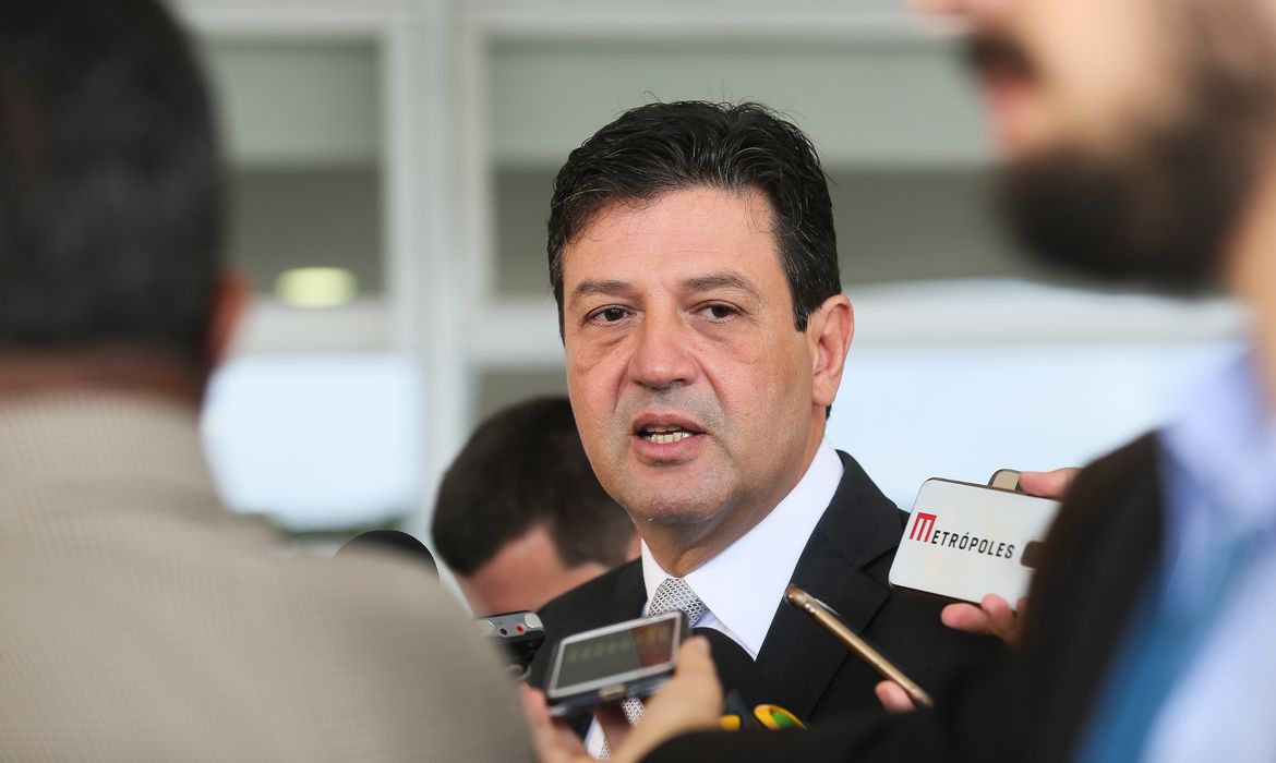 O ministro da Saúde  Luiz Henrique Mandetta, fala à imprensa no planalto