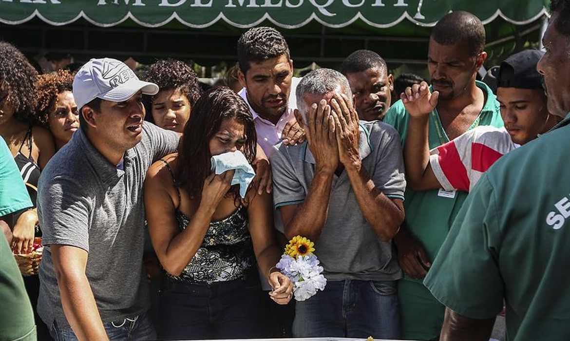 Familiares e amigos se despedem de Maria Eduarda Alves da Conceição. A menina morreu após levar três tiros no interior da Escola Municipal Daniel Piza, em Fazenda Botafogo, na Zona Norte do Rio de Janeiro 
