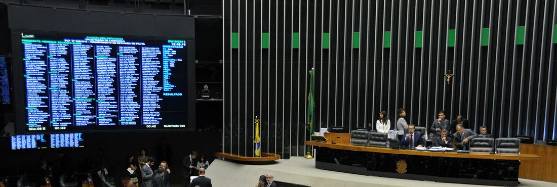 Plenário da Câmara dos Deputados durante votação do PLP 238/2013 Votação do PLP 238/2013, que dispõe sobre a renegociação das dívidas de estados e municípios com a União