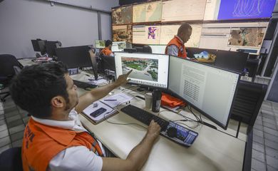 Maceió (AL) 18/12/2023 – Centro integrado de monitoramento e alerta da Defesa Civil, agentes de plantão atendem os chamados da população e monitoram o tempo em toda a capital, para enviar alertas, quando necessário. 
Foto: Joédson Alves/Agência Brasil