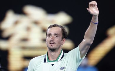 Daniil Medvedev comemora após vencer Felix Auger-Aliassime no Aberto da Austrália e avançar às semifinais - tênis - russo