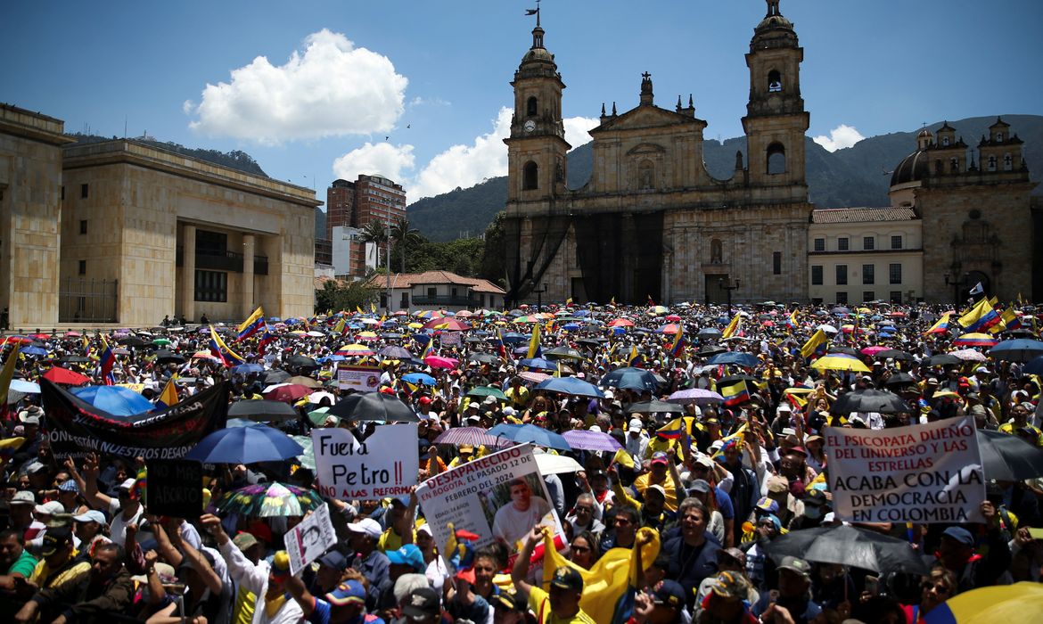 Milhares de pessoas protestam em Bogotá contra reformas de Petro
06/03/2024
REUTERS/Luisa Gonzalez