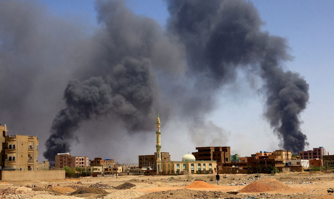Cartum/ Sudão. - Fumaça ascende em edifícios após ataque aéreo, em Cartum, Sudão. Foto: REUTERS/Mohamed Nureldin Abdallah