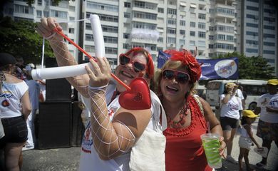 Rio de Janeiro - Bloco de rua Alegria sem Ressaca, que tem como proposta a folia sem o consumo de álcool, se concentra  na Avenida Atlântica, em Copacabana (Tânia Rêgo/Agência Brasil)