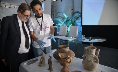 Reitor da Universidade Federal do Rio de Janeiro (UFRJ), Roberto Leher, durante evento do Museu Nacional do Rio de Janeiro que apresentou peças resgatadas recentemente. 