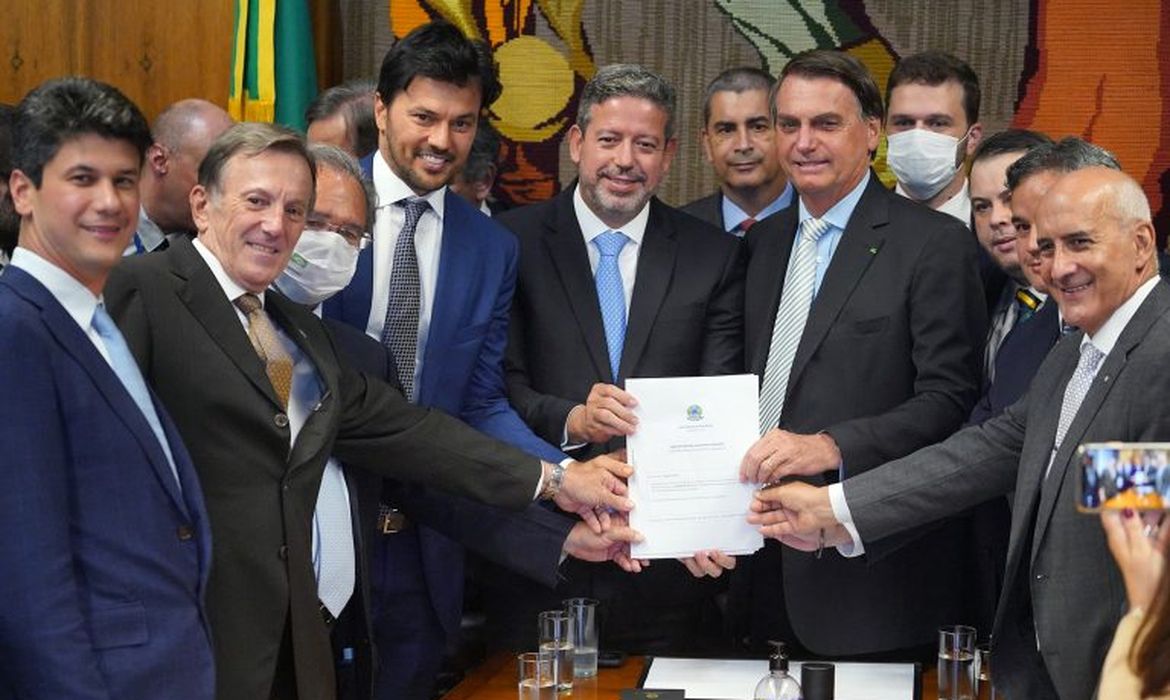 Presidente Bolsonaro entrega a Arthur Lira, presidente da Câmara dos Deputados, proposta de privatização dos Correios.
