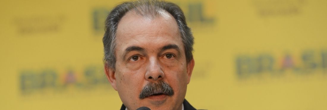 Brasília - O ministro da Educação, Aloizio Mercadante, informou que uma equipe vai monitorar as redes sociais durante o Enem. O candidato que postar fotos e imagens na internet da prova será eliminado Brasília - O ministro da Educação, Aloizio Mercadante, informou que uma equipe vai monitorar as redes sociais durante o Enem. O candidato que postar fotos e imagens na internet da prova será eliminado