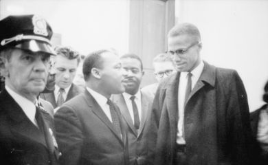 Martin Luther King Jr. e Malcolm X em local não identificado