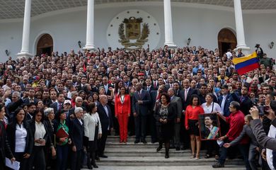 Caracas - Representantes eleitos para a Assembleia Nacional Constituinte possam para foto oficial em frente ao Parlamento em Caracas (Cristian Hernández/EFE)