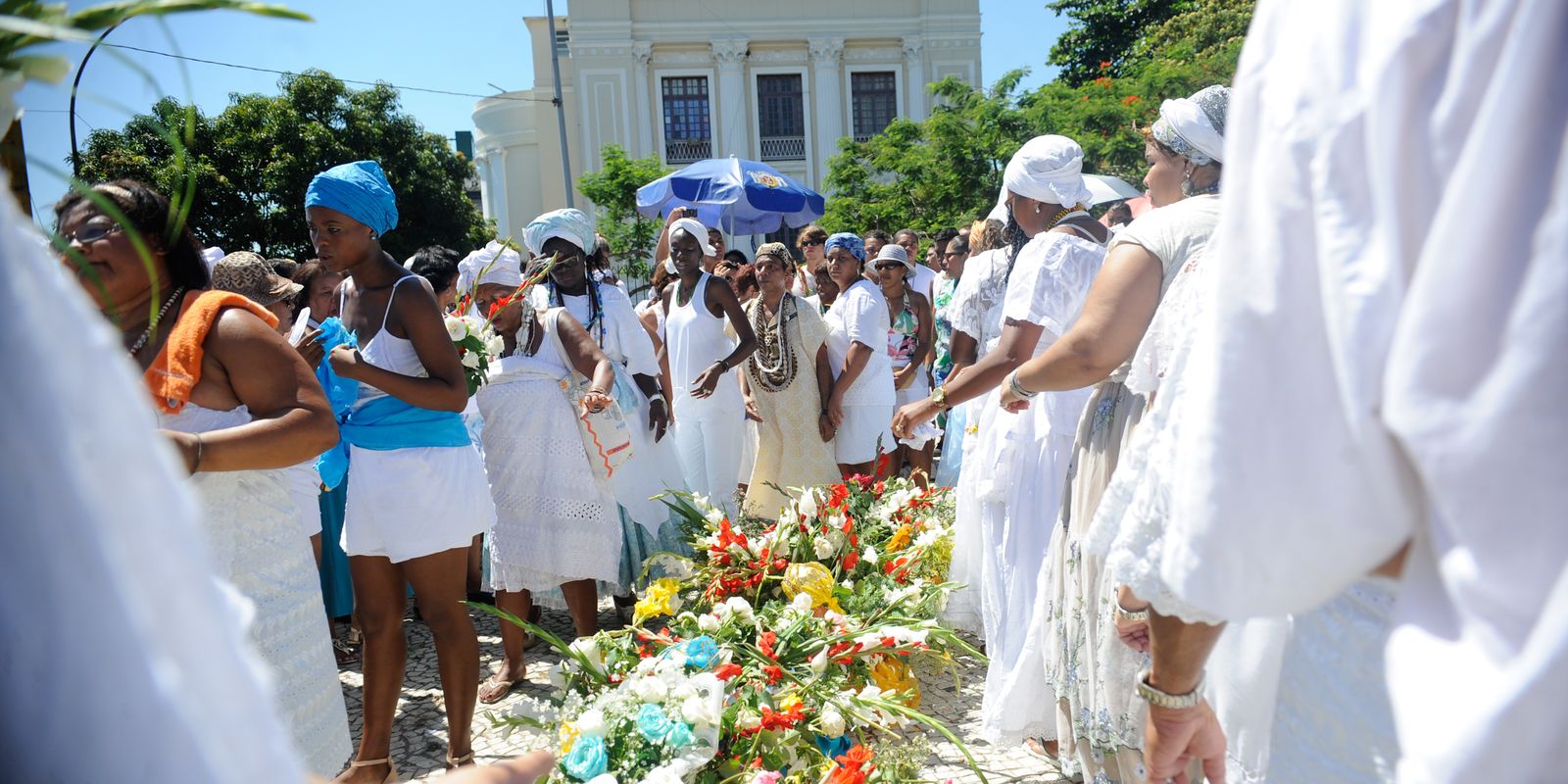 Flores para Iemanjá: entenda o porque da oferenda