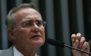 Brasília - Presidente do Congresso Nacional, senador Renan Calheiros, durante apreciação de vetos e destaques, antes de iniciar a discussão e apreciação do PL da nova meta fiscal  (Fabio Rodrigues Pozzebom/Agência Brasil)
