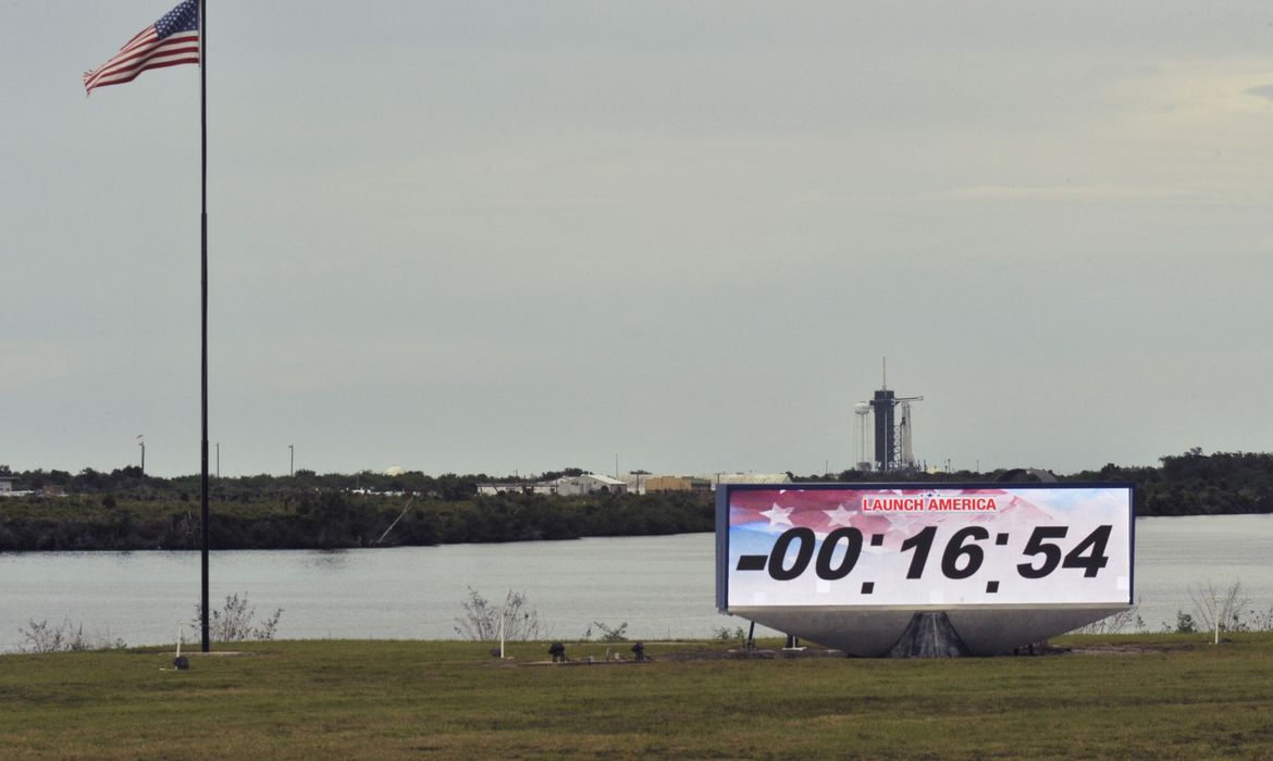 Momento do adiamento de lançamento de nave da SpaceX em Cabo Canaveral, na Flórida