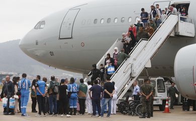 Guarulhos (SP) 19/10/2024  Brasileiros que estavam no Líbano, desembarcam do avião KC-30 da FAB,na Base Aérea de São Paulo  na Operação “Raizes do Cedro” em Guarulhos. Foto Paulo Pinto/Agencia Brasil