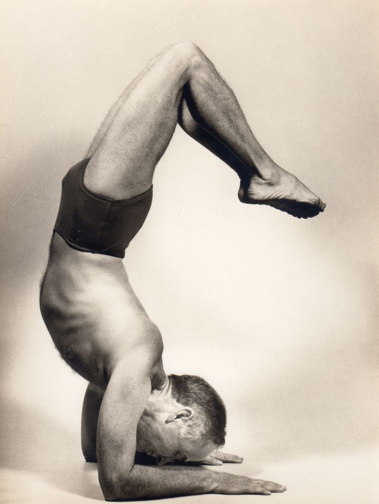 Pioneiro da yoga no Brasil, professor Hermógenes