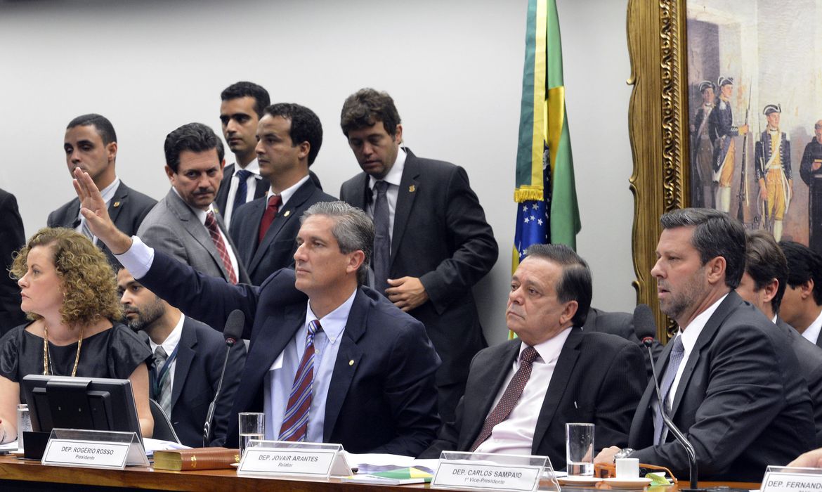 Brasília - Reunião da Comissão Especial do Impeachment, convocada para a leitura do relatório final (Valter Campanato/Agência Brasil)