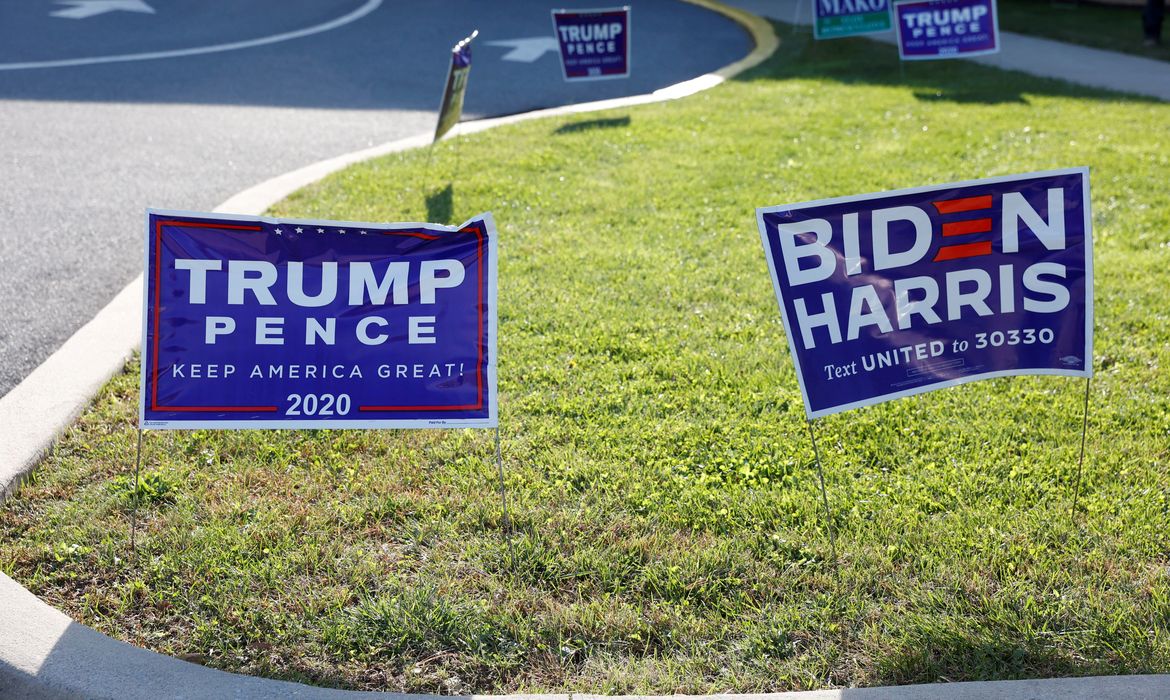 Cartazes das campanhas de Donald Trump e de Joe Biden à Presidência dos EUA em Cherryville, no Estado norte-americano da Pensilvânia