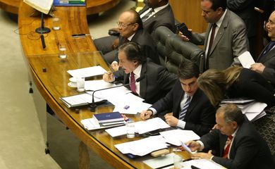 Brasília - O presidente do Senado, Eunício Oliveira, preside sessão do Congresso Nacional para analisar e votar vetos presidenciais (Valter Campanato/Agência Brasil)