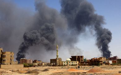 Cartum/ Sudão. - Fumaça ascende em edifícios após ataque aéreo, em Cartum, Sudão. Foto: REUTERS/Mohamed Nureldin Abdallah