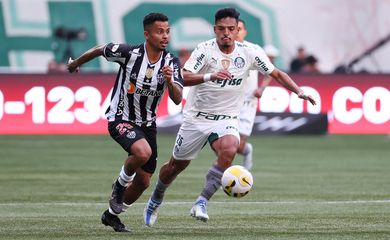 Palmeiras empata em 0 a 0 com Atlético-MG - Brasileiro - Gabriel Menino, da SE Palmeiras, disputa bola com o jogador Allan, do Atlético Mineiro - em 05/06/2022