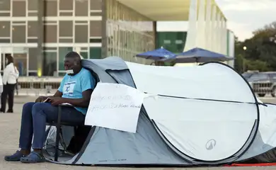 Brasília (DF), 25/07/2025 - Deputado Hélio Lopes faz acampamento com uma barraca em protesto na Praça dos Três Poderes em frente ao STF. Foto: Bruno Peres/Agência Brasil