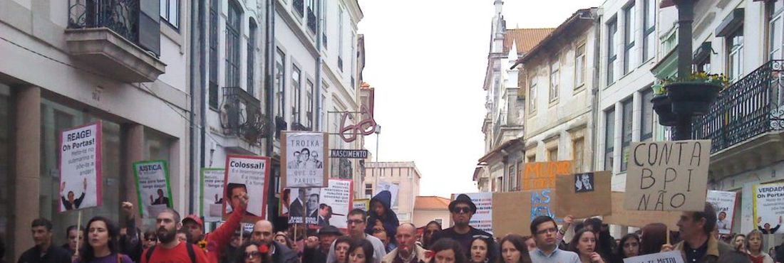 Pessoas reunidas em protesto na cidade de Aveiro
