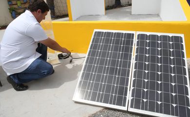 Brasília - Jovens inscritos no Cadastro para Programas Sociais do governo federal aprenderão a instalar e fazer a manutenção de Placas fotovoltaicas   (Antônio Cruz/Agência Brasil)