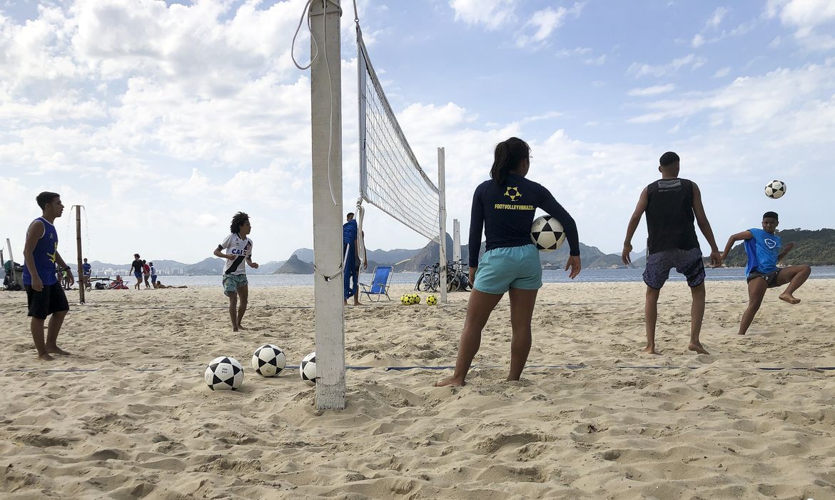 A partir de hoje (17) estão liberadas as práticas de esportes coletivos como vôlei, futevôlei, beach tennis e futebol nas praias do Rio de Janeiro.