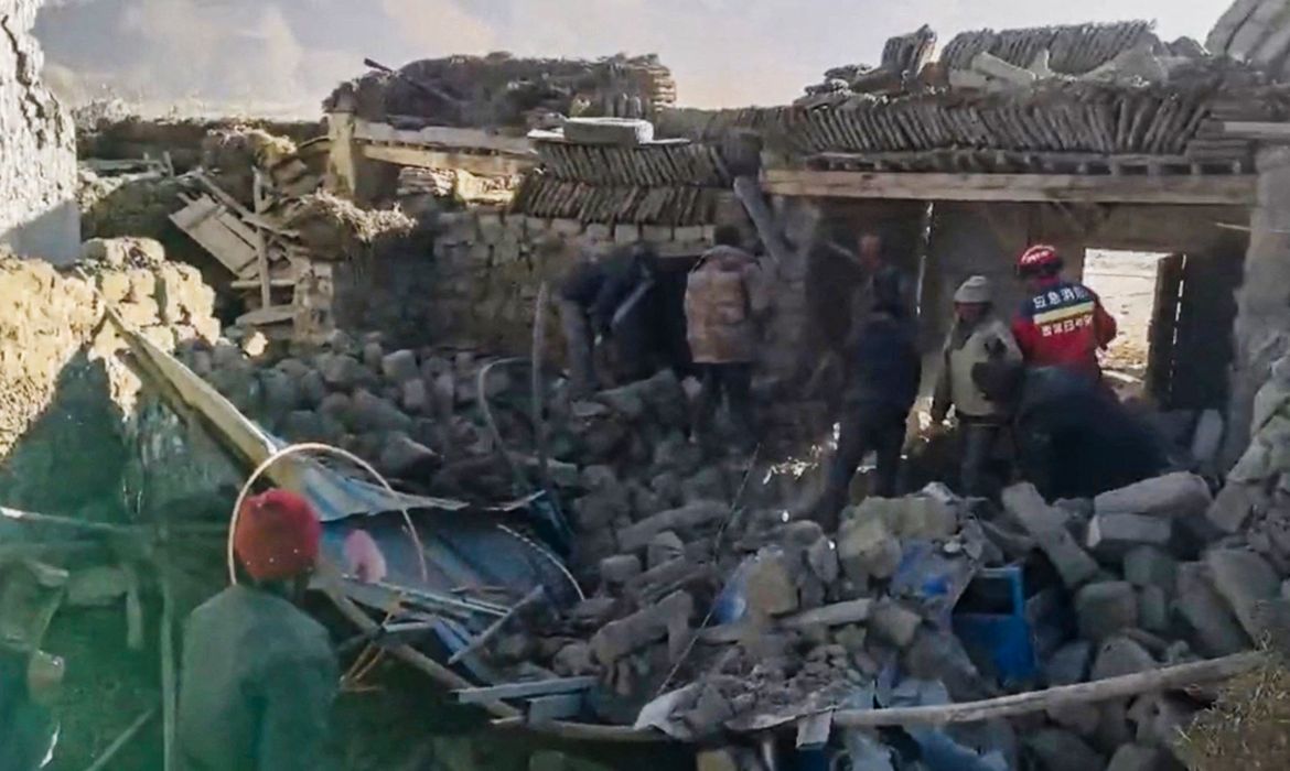 Rescue teams stand amid rubble in the aftermath of an earthquake in a location given as Shigatse City, Tibet Autonomous Region, China, January 7, 2025, in this screengrab obtained from a handout video. Reuters/Tibet Fire and Rescue/Proibida reprodução    THIS IMAGE HAS BEEN SUPPLIED BY A THIRD PARTY. NO RESALES. NO ARCHIVES. MANDATORY CREDIT