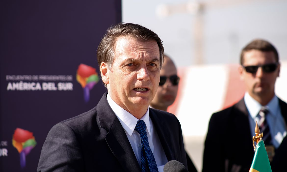 O presidente do Brasil, Jair Bolsonaro, concede entrevista coletiva ao desembarcar em Santiago, Chile.