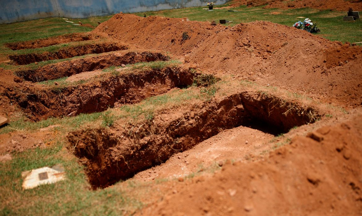 Sepulturas no cemitério do Parque das Rosas em Brumadinho para enterrar vítimas da barragem da mineradora Vale.