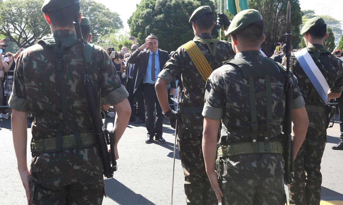 Cerimônia de Entrada dos Novos Alunos pelo Portão da EsPCEx.
