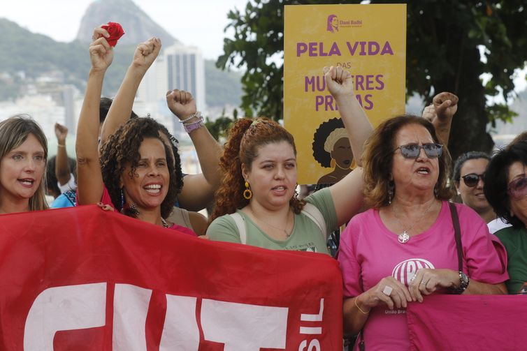 Rio de Janeiro (RJ) 25/11/2023 – Protesto lembra mulheres vítimas de feminicídio, em Copacabana, no Dia Internacional pela Eliminação da Violência contra a Mulher. Foto: Fernando Frazão/Agência Brasil