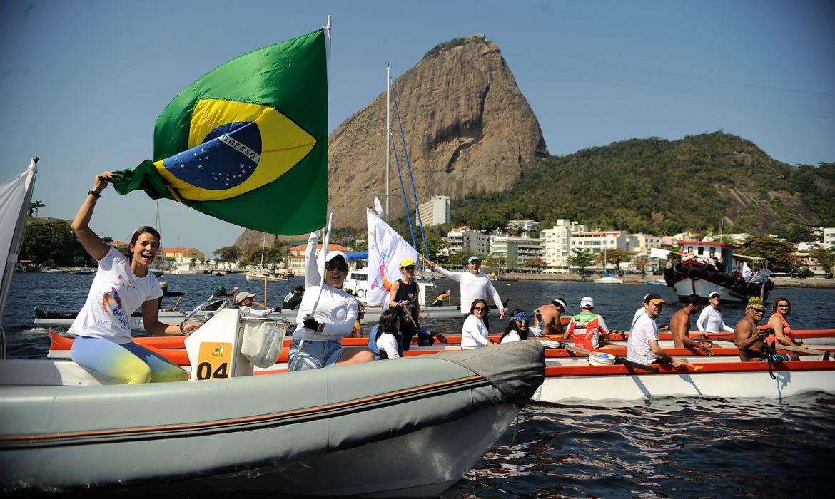 Dezenas de embarcações com ativistas, atletas e políticos participaram de barqueata na Baía de Guanabara alertando para a poluição no local, que será palco de atividades olímpicas (Tomaz Silva/Agência Brasil)