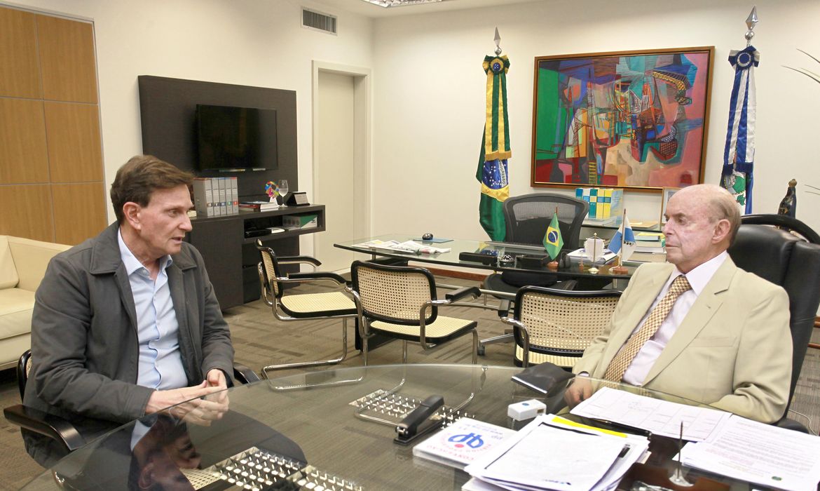 O governador em exercício do Rio, Francisco Dornelles, recebe o prefeito Marcelo Crivella no Palácio Guanabara para discutir crescimento da violência. Divulgação Governo do Estado do RJ/Clarice Castro.