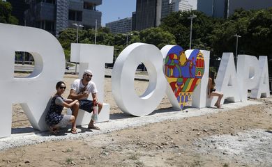 A Lapa, no centro do Rio de Janeiro, ganha mobiliário urbano com a frase RioAmaLapa. 